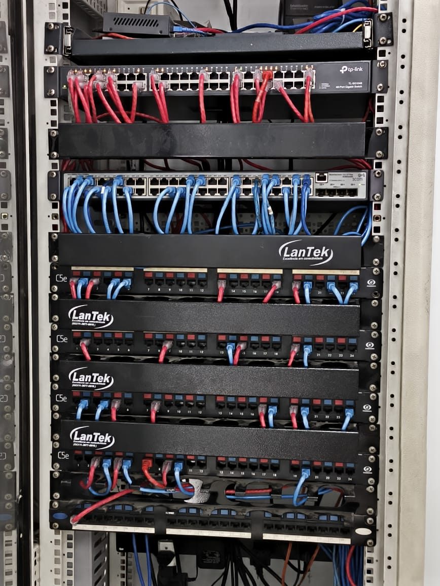 O mesmo rack depois do serviço: cabeamento organizado, patch panels identificados