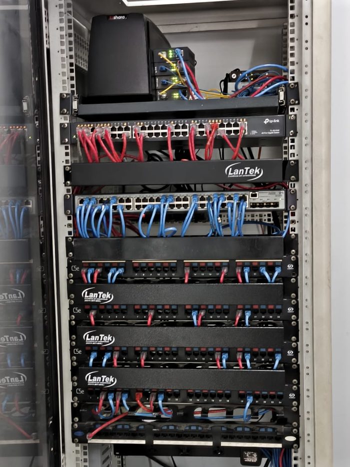Rack de rede organizado, com cabeamento identificado por patch panel